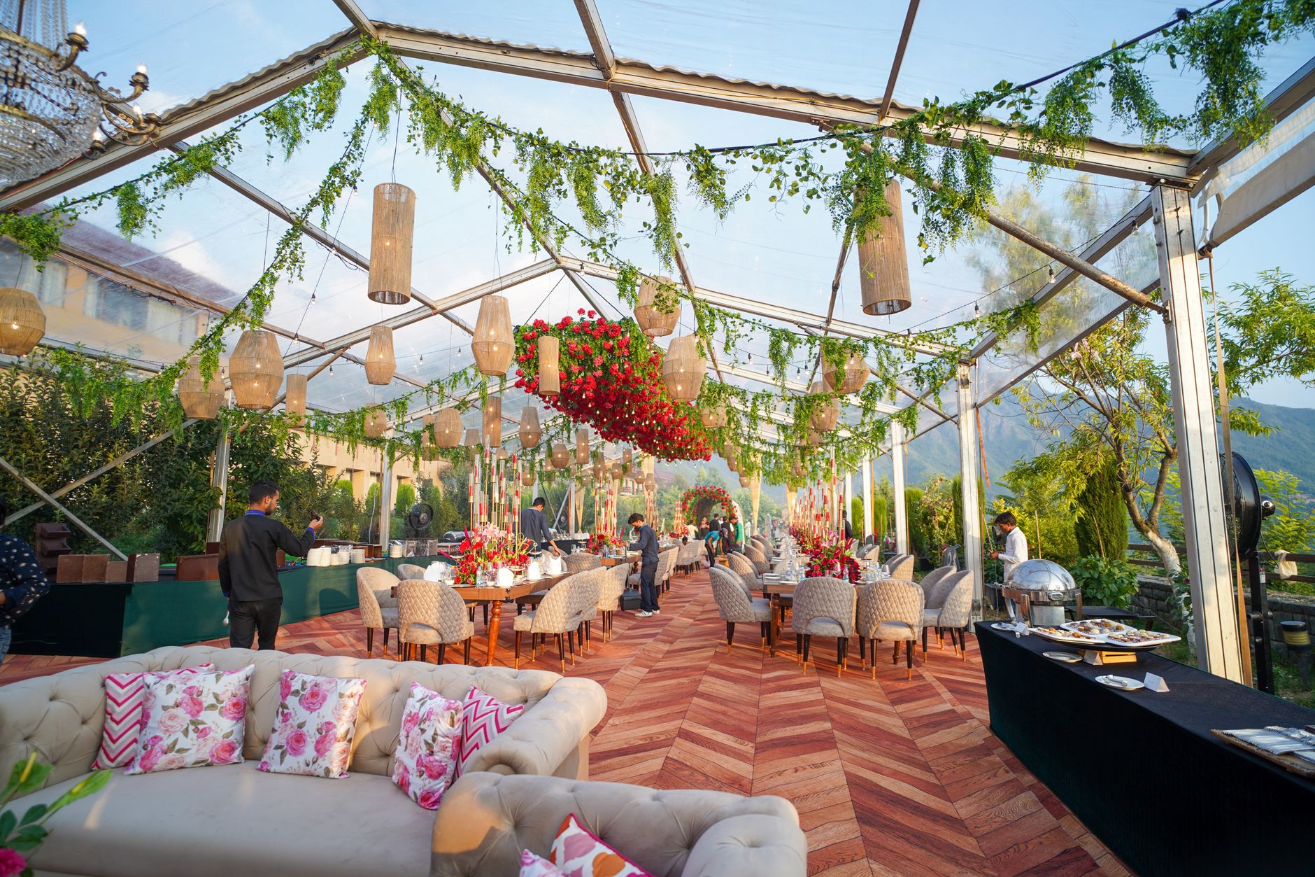 A beautifully arranged wedding reception in Srinagar featuring elegant floral decor and luxurious seating. — Chat De Video En
