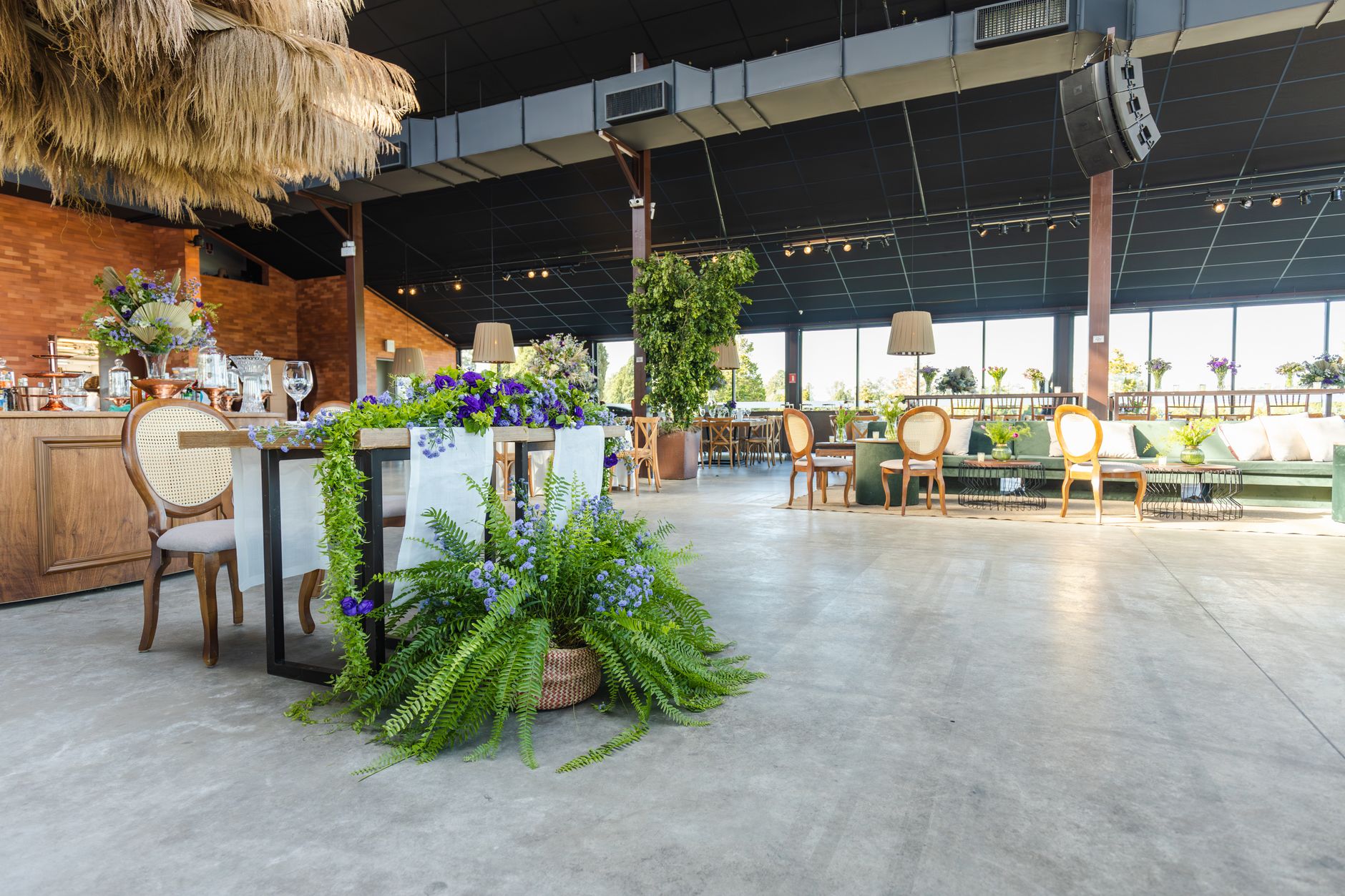 Stylish indoor dining area featuring elegant furniture and lush green plants. — Soziale Spielcasinospiele in Deutschland