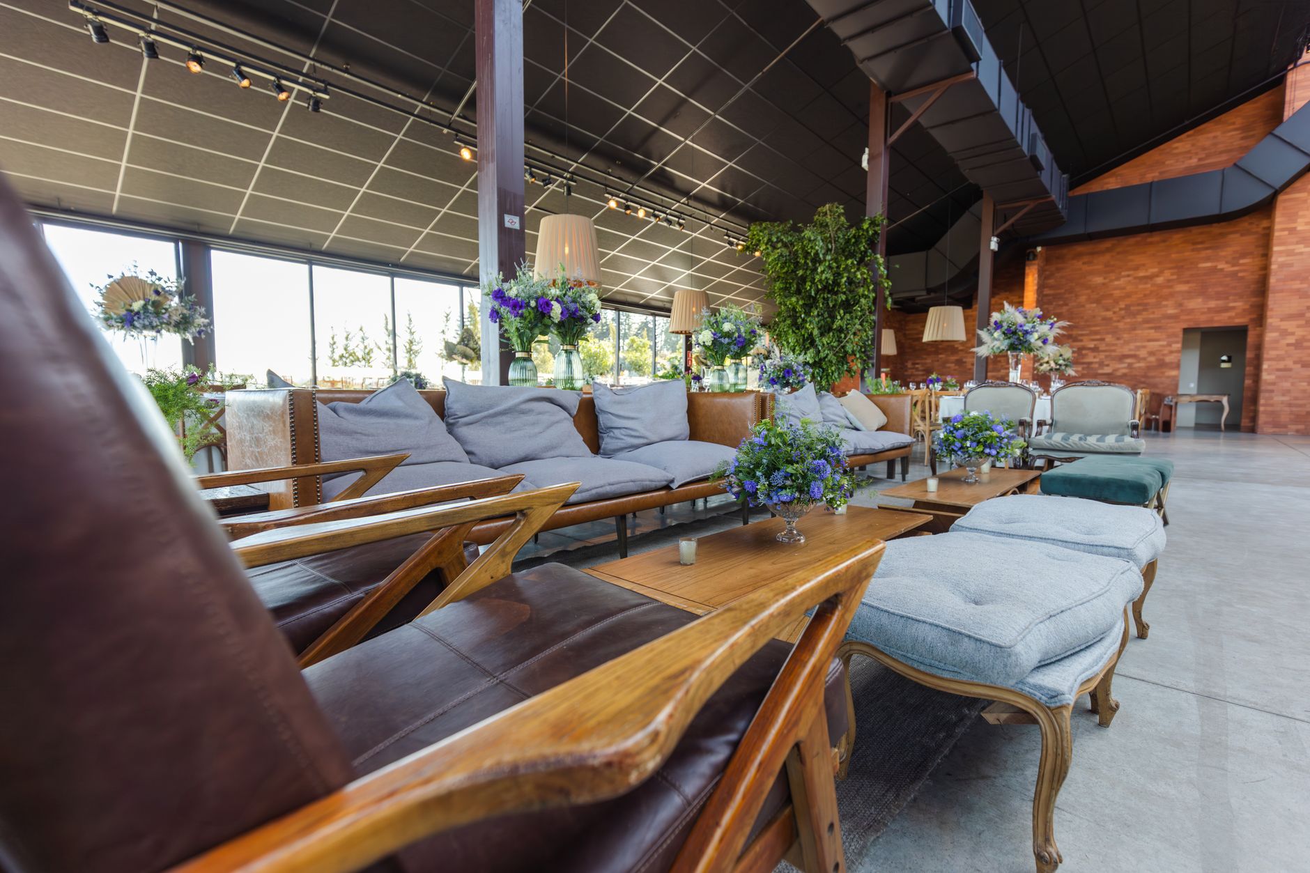 Spacious banquet hall featuring modern furniture and lush floral decor. — Video Chat Con L'alternativa A Chatroulette